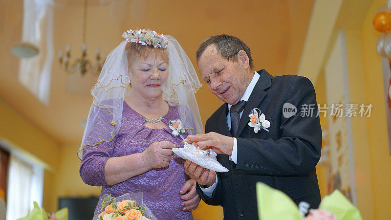 幸福的老人和女人在金婚纪念日