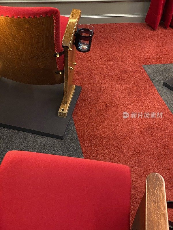 红色电影座位