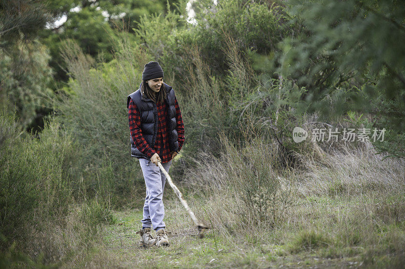 澳大利亚青少年在火边露营