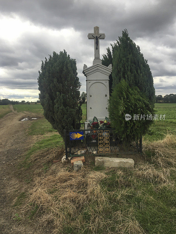 圣地亚哥朝圣路线通向西班牙西北部加利西亚的圣地亚哥德孔波斯特拉大教堂，“Jasnogorski”碎片靠近波兰的琴斯托霍瓦可见路线标记