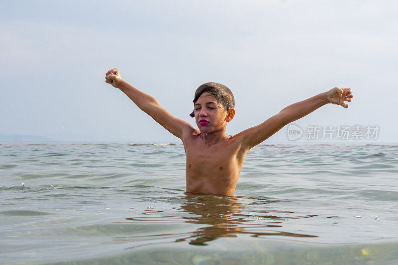 男孩夏天的乐趣在海上