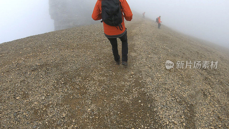 三个人在一个雾天爬山