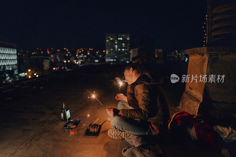 年轻女子正在和男友进行虚拟约会