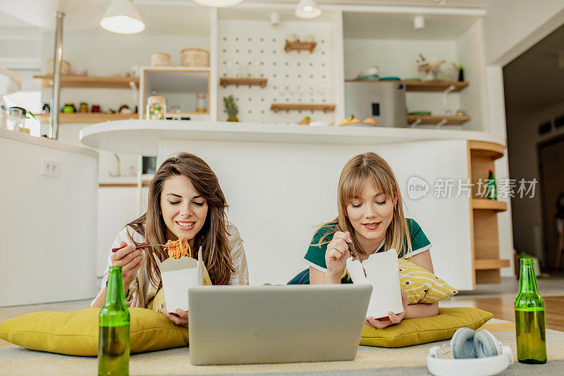 两位女性朋友点了意大利面在家吃