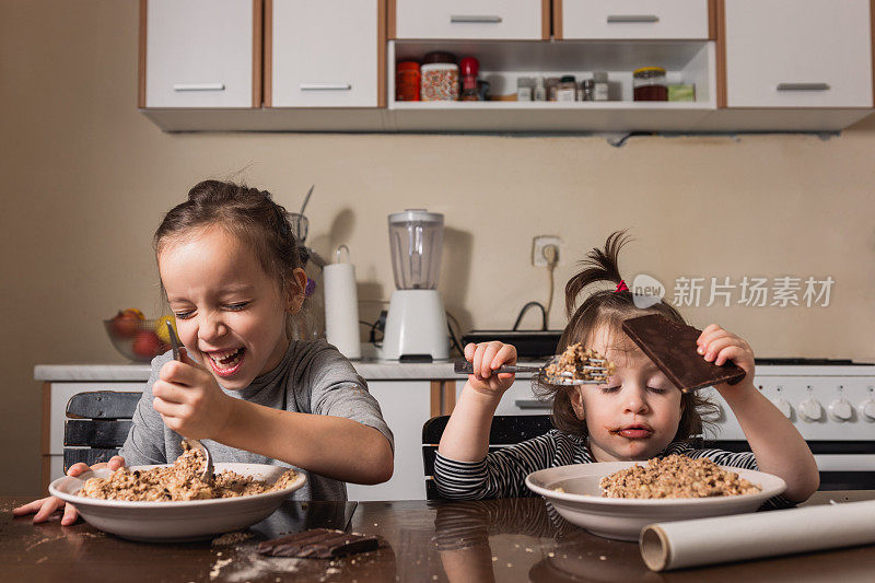 孩子们在家里做饼干