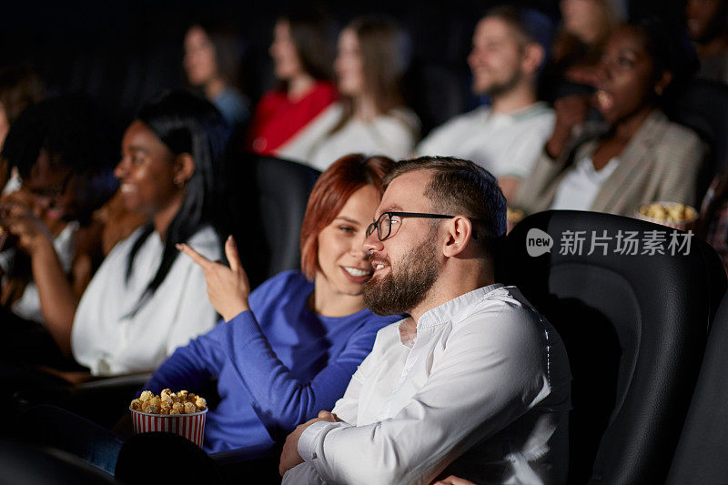 一对夫妇在电影院讨论电影。
