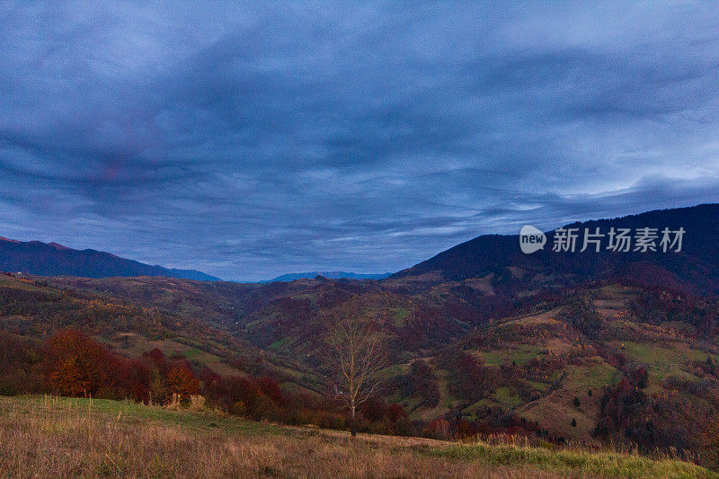 奇异多彩的山景与云。乌克兰,喀尔巴阡山