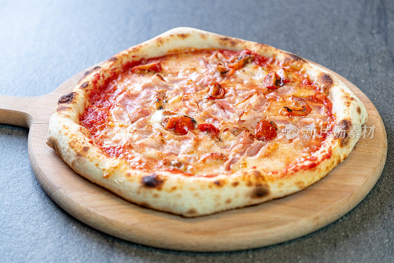 木皮披萨，配樱桃番茄、罗勒、帕尔马干酪和火腿
