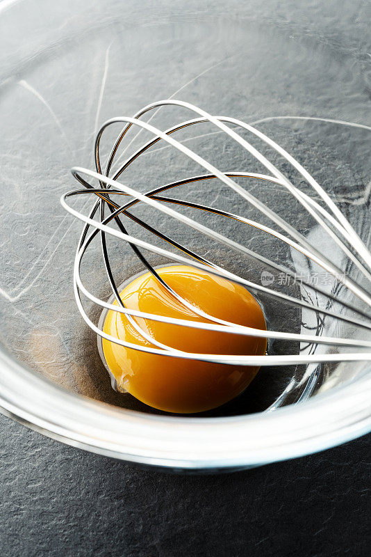 用打蛋器将蛋黄放入玻璃碗中