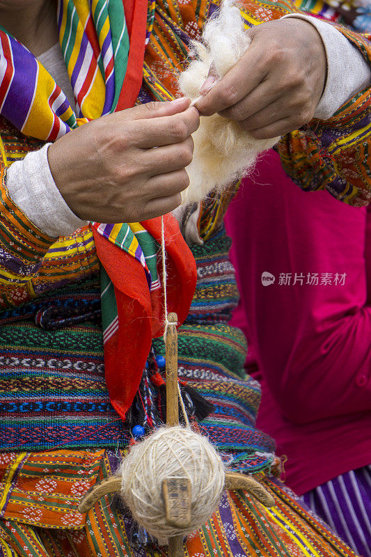用羊毛制作天然纱线的手。