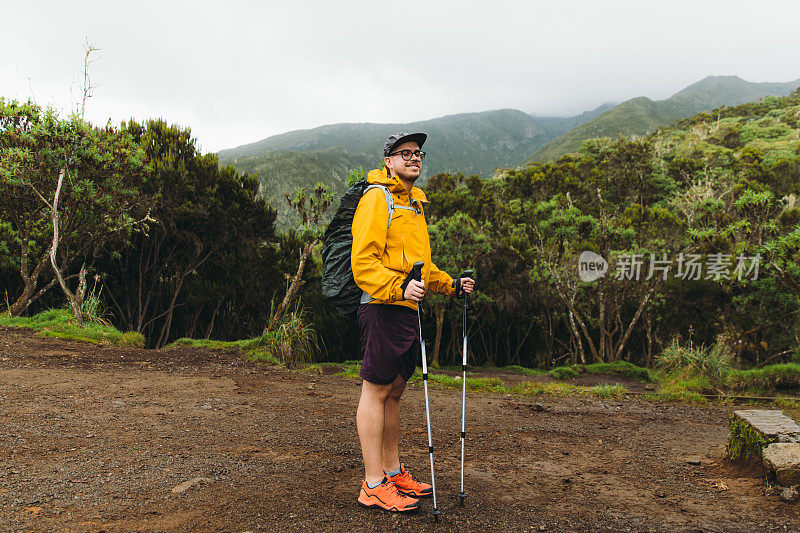 一名年轻的徒步旅行者在乞力马扎罗山国家公园旅行后放松，享受森林和山脉的美景