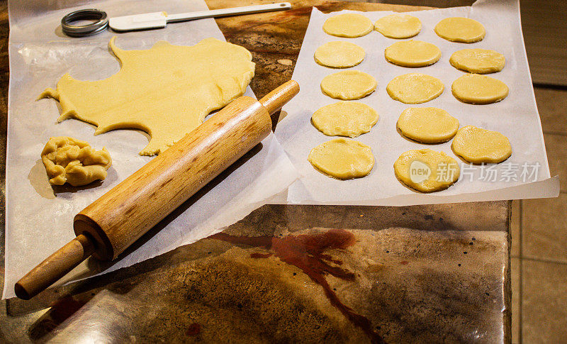 糖饼干面团，擀面杖，饼干，抹刀和搅拌碗烘焙饼干。