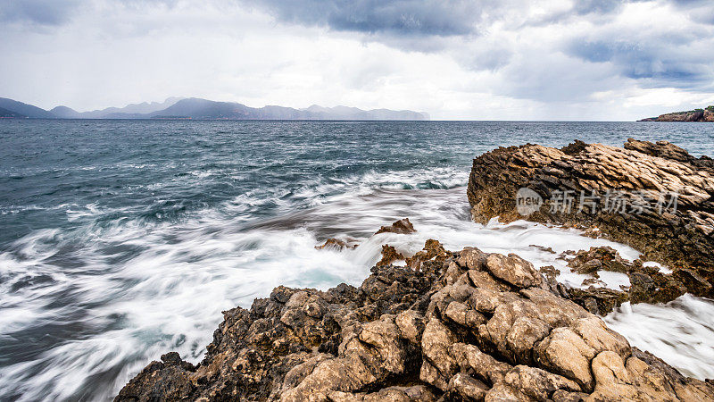 自然景观。巴利阿里群岛，西班牙的阿尔库迪亚。地中海，海湾和岩石海滩。旅游景区和旅游景区概念为度假图片