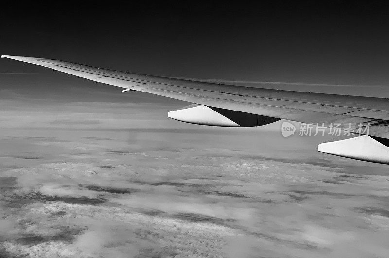 一架正在飞行的飞机的机翼的独特照片