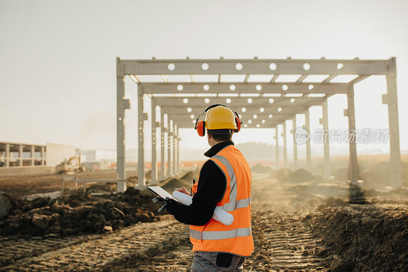 建筑师在建筑工地使用数字平板电脑