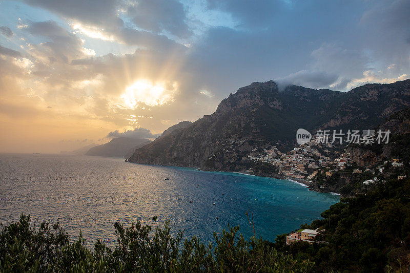 意大利阿马尔菲海岸波西塔诺的日落