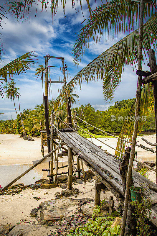 在邦宝海滩的木桥，在邦宝岛，泰国，特拉特