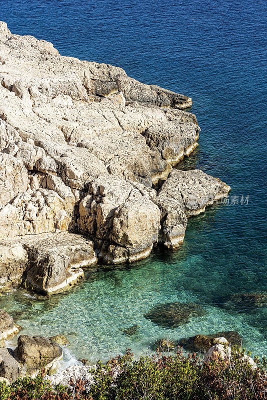 蓝色大海中的小岩石湾