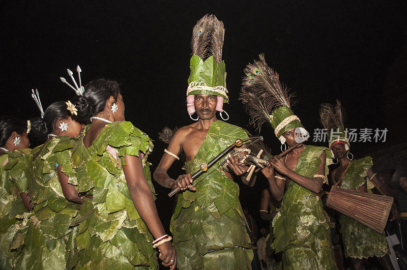 部落的民间舞蹈演员在当地的集市上表演。
