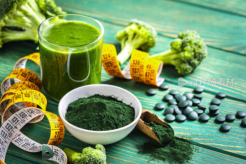 健康饮食:绿色餐桌上的螺旋藻冰沙