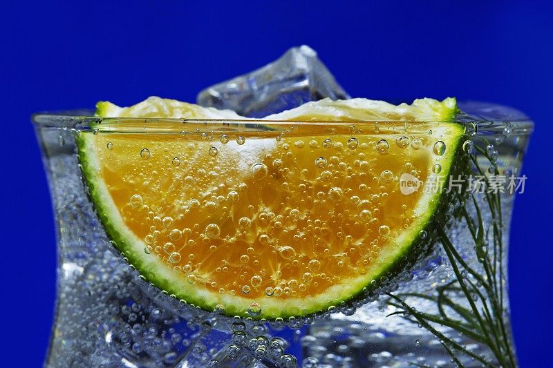 冰碳酸饮料中加入橙子和冰块。