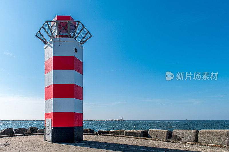 IJmuiden北码头的红白灯塔