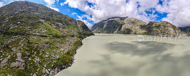 格里姆斯湖的全景图，这是瑞士阿尔卑斯山的一个高山水库