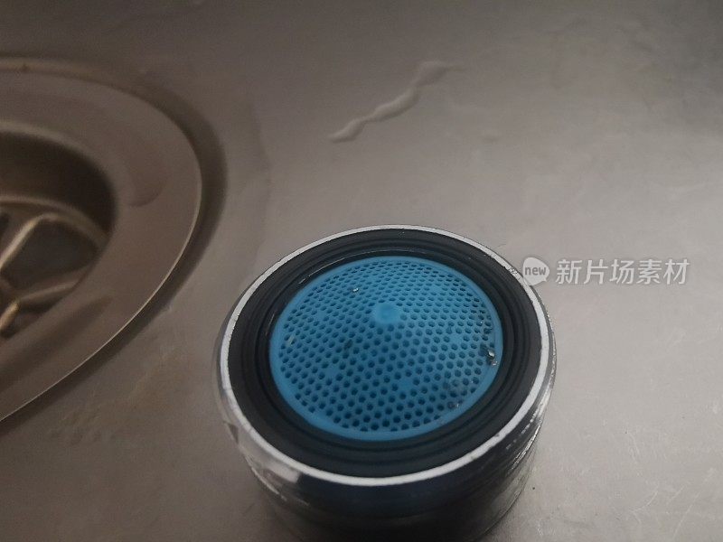 阴凉处排水管上的肮脏的水龙头过滤器