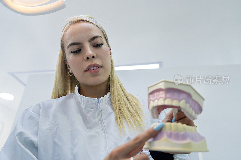 牙医手持假牙