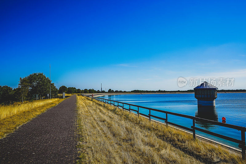 德国“Speicherbecken”水库的一条小路。