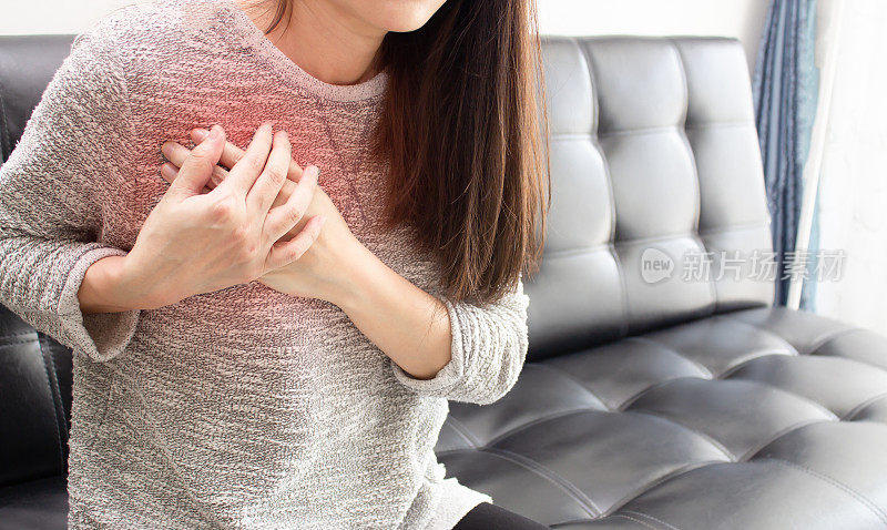亚洲美女触胸心脏病发作症状。医疗保健和医学概念。