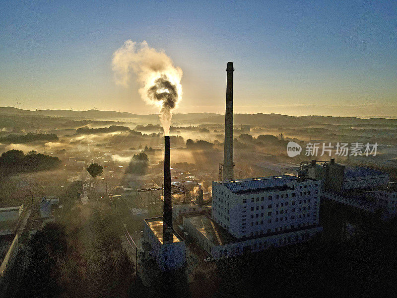 电厂和城市在中国北方的日出时刻