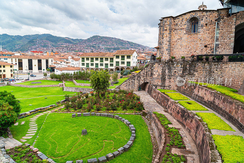 秘鲁库斯科的科里坎查花园和城市景观。