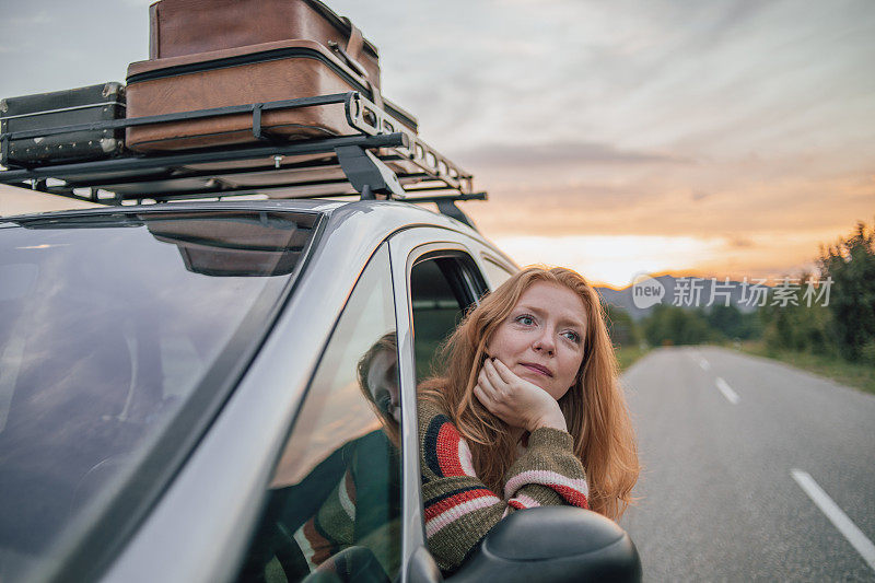 一个年轻的红发女人在度假旅行