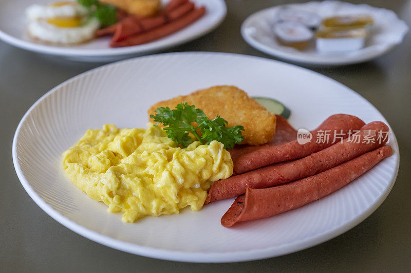 早餐有炒鸡蛋，火腿和土豆饼