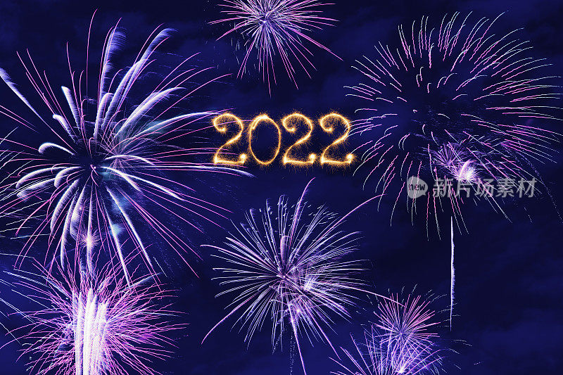 用烟花来庆祝2022年的新年