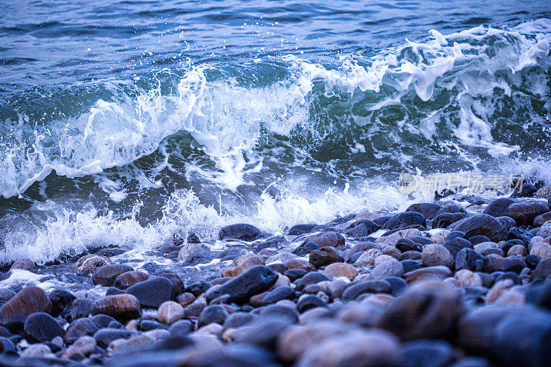 海浪拍打着海岸