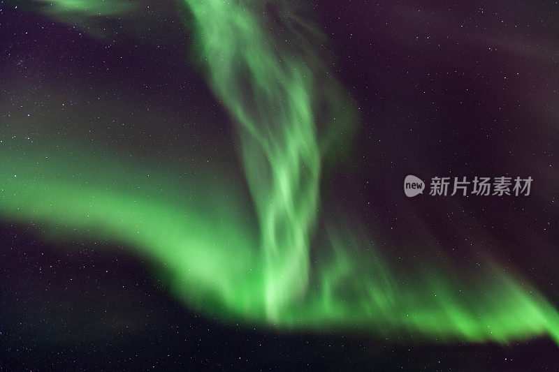 北极光，北极光，芬兰伊纳里湖的北极光