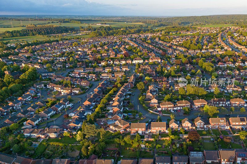 英国大型独立式住宅的鸟瞰图
