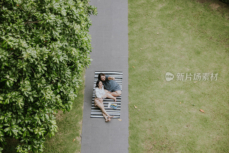 夏天天气好的时候去野餐。