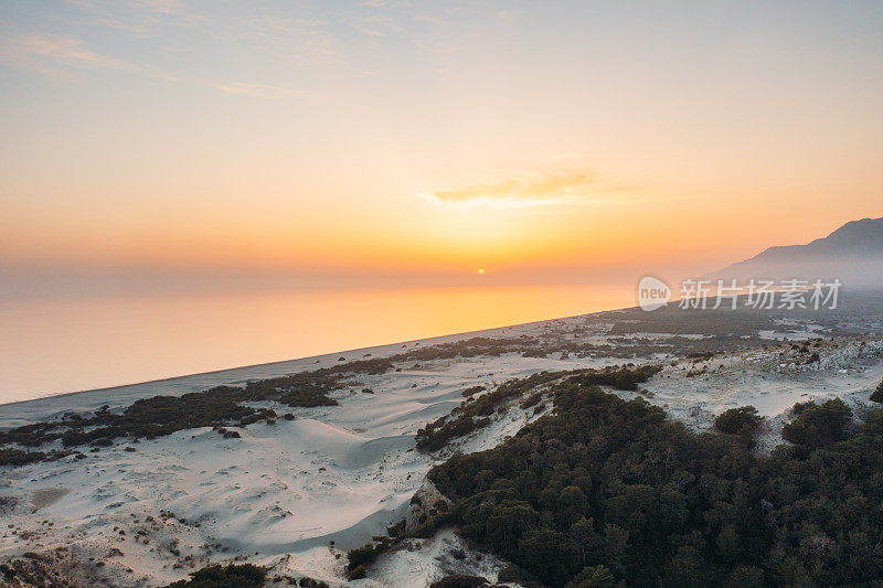 土耳其巨大沙滩上的落日美景鸟瞰图