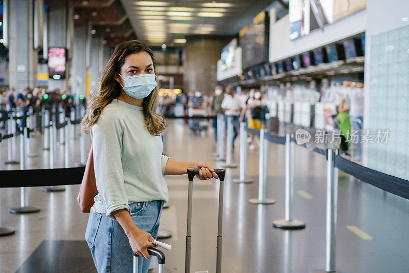 成熟的女人在机场排队办理登机手续