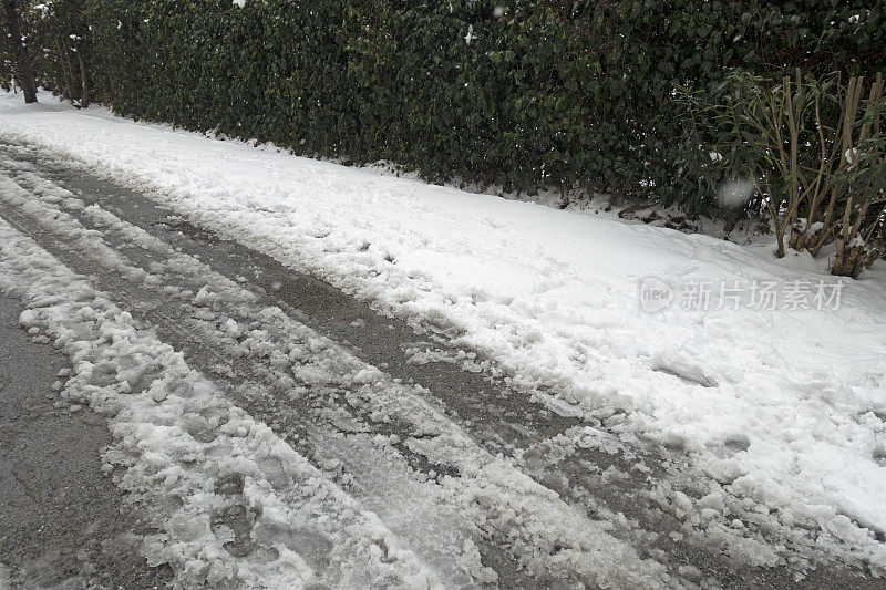 雪地里有人类的脚印