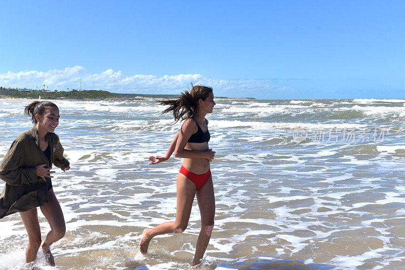 海上的少女