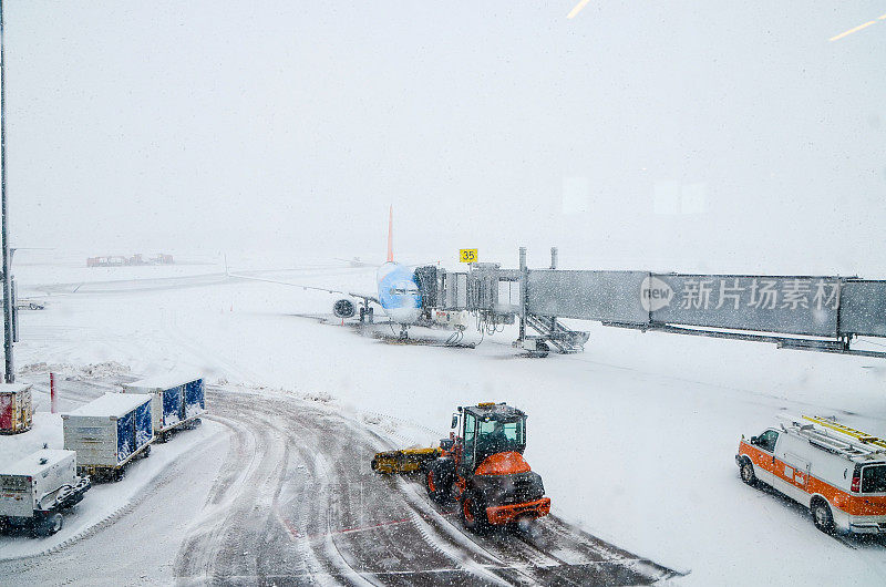扫雪机在机场清除积雪