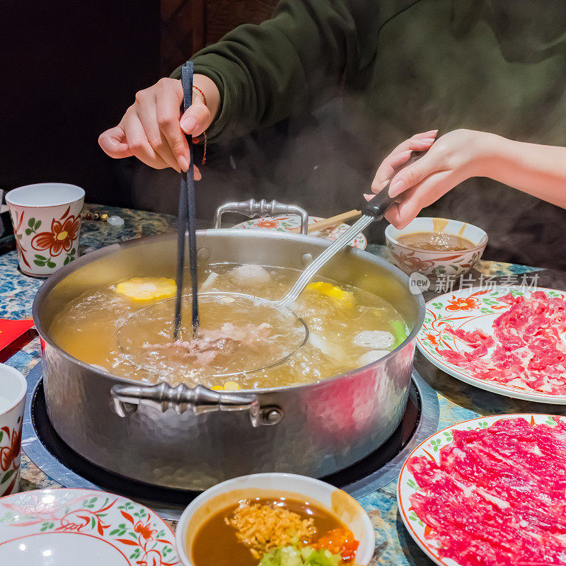 准备好的潮汕牛肉火锅及配料，嫩牛肉，准备好的蘸酱，涮锅涮锅