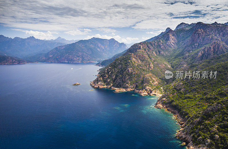 科西嘉岛波尔图高尔夫球场的海岸线-鸟瞰图