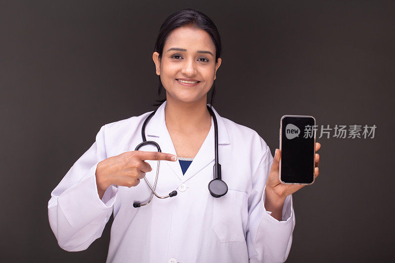 年轻女医生显示智能手机空白屏幕