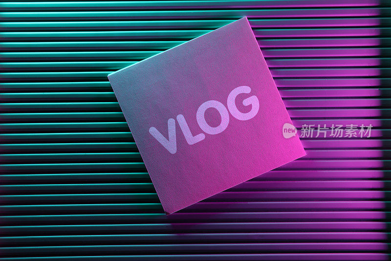 Vlog的字贴在带霓虹灯的胶纸上
