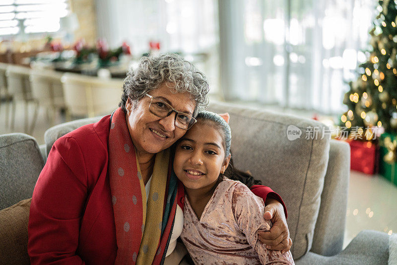 在家里的圣诞节时间，孙女和奶奶在客厅的画像